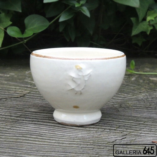 シンプルで形もすっきりした湯呑みです。 商品詳細 ------------------------------ 商品コード：090008-A 商品名：湯呑みA 作　者：山ひつじ舎 サイズ：径：8cm・高さ：6.2cm 重　さ：未測定 素　材：陶器 この他の山ひつじ舎の商品はこちら。山ひつじ舎　山口未可のプロフィール 名古屋市生まれ。有田の窯業大学校を卒業後、沖縄読谷に工房を構える。三人の 娘さんを子育てしながら、合間に作陶し窯を焚く。ごくフツーの民家か ら生ま れるうつわはみな優しく温かい。シンプルでマットな質感の白いうつわにさりげ ないアクセントを施す女性作家ならではの気遣いが嬉しい。ただ し生産数が希 少なため、全国からひっぱりだこ。