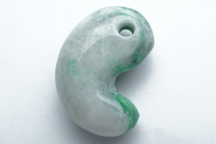 高品質糸魚川翡翠勾玉 Mサイズ 3Aグレード 糸魚川ヒスイ勾玉　原産地証明書付