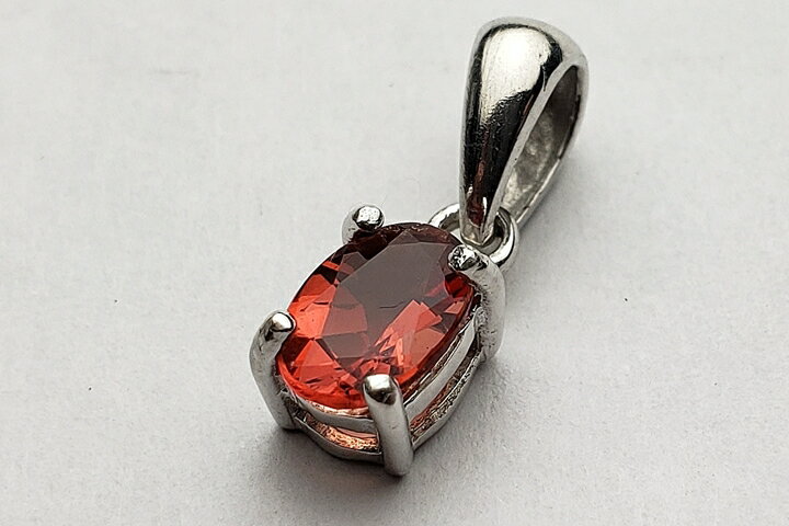 トップ部分:0.7×0.5×0.4cm チベットアンデシンペンダントトップの宝石質グレードが入荷いたしました。 この発色の透明感はなんともいえないものでございます。見る人を驚かせてしまう品質でございます。 ※シルバー925ロジューム加工　
