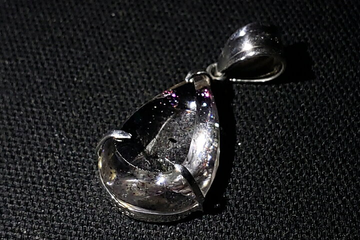 トップ部分:1.8×1.3×0.7cm 11.27ct コーベライト(銅藍)を内包した水晶で、光を当てると鮮やかなピンクのレッセンスを発します。 非常にレアな石で、幻想的な美しさで大変人気があります。ペンダントを動かすと綺麗にピンク色の点が発色します。 ブラジル産。　