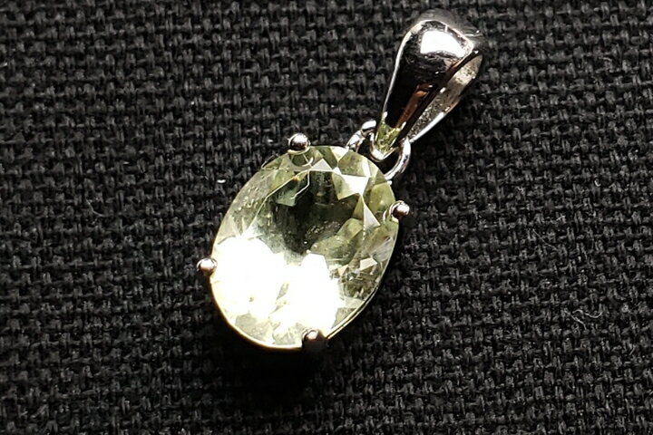 トップ部分:約0.9×0.7×0.5cm グリーンクンツァイト(ヒデナイト)のペンダントトップが新入荷いたしました。 不純物が極めて少なく、透明度が高い高品質ペンダントトップです。 今回はオーバルカットとハートカットの2種類が入荷しております。　