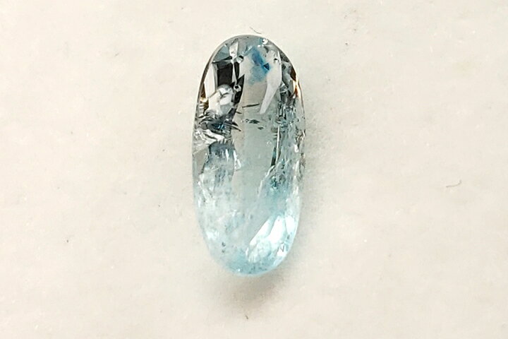 サイズ約:0.8×0.4×0.3cm 0.766ct ユークレースのルースが当店初掲載となります。 ユークレースはベリリウム珪酸塩鉱物の一種で、名前の由来はギリシャ語で「簡単」と「割れる」を意味する単語を組み合わせたものであり、その名の通り...