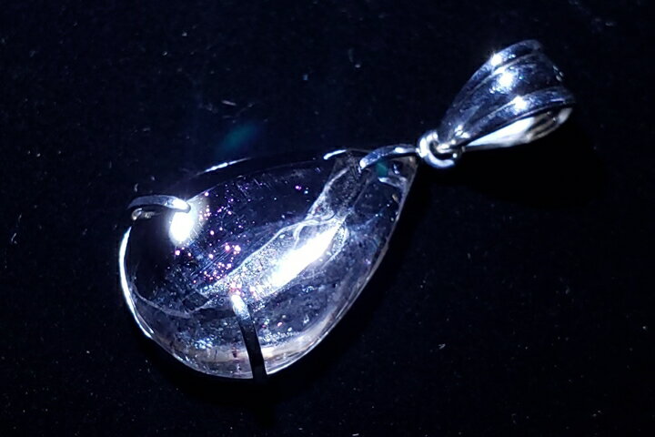 トップ部分:2.1×1.4×0.5cm 10.53ct コーベライト(銅藍)を内包した水晶で、光を当てると鮮やかなピンクのレッセンスを発します。 非常にレアな石で、幻想的な美しさで大変人気があります。ペンダントを動かすと綺麗にピンク色の点が発色します。 ブラジル産。　