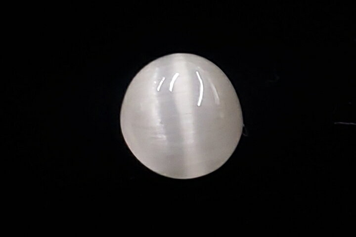 サイズ:0.5×0.5×0.4cm　1.36ct トパーズキャッツアイのルースが当店初入荷となりました。 石の透明度も高い最高級グレードとなりますので、キャッツアイもより鮮明に確認することができます。　