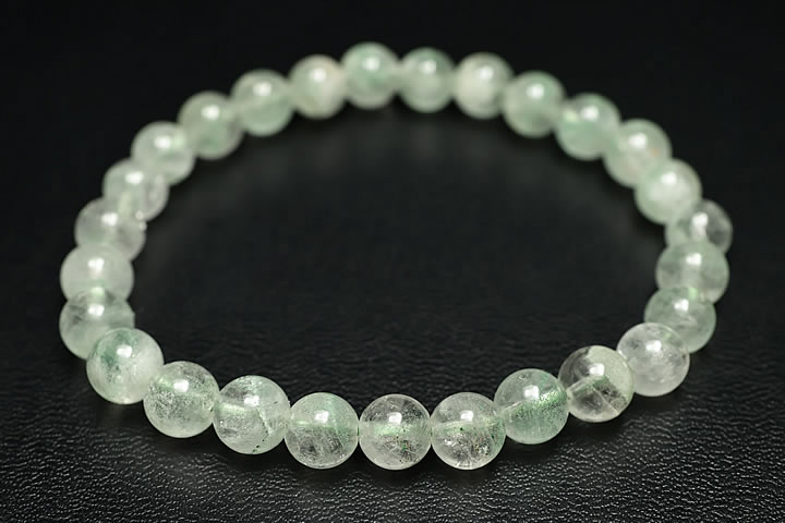 6.5mm玉×27個　手首周り約15.5cm これまで高品質のグリーンファントムブレスのみを扱っておりましたが、お客様からのご要望もありお買い得なグレードのものを手に入れました。透明度は若干落ちますが、グリーンのファントムはしっかり入ってお...