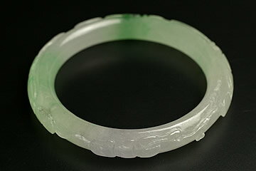 ミャンマーヒスイバングル彫刻品