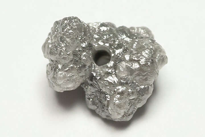 サイズ 約 9×7×6mm　2.57ct　 南アフリカで産出されますダイヤモンドの原石を大胆にも穴をあけましてビーズに加工しました。 ご自分でネックレスに加工されてもよいですし、ブレスレットのアクセントにお使い頂いてもよろしいかと思います。非常に面白い新感覚のビーズです。　