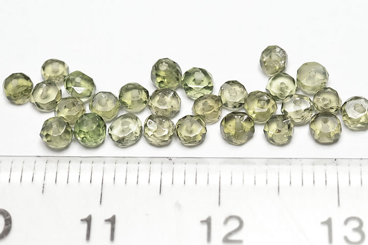 約2.5～2.9mmモルダバイトボタンカット粒売りビーズ インド加工品