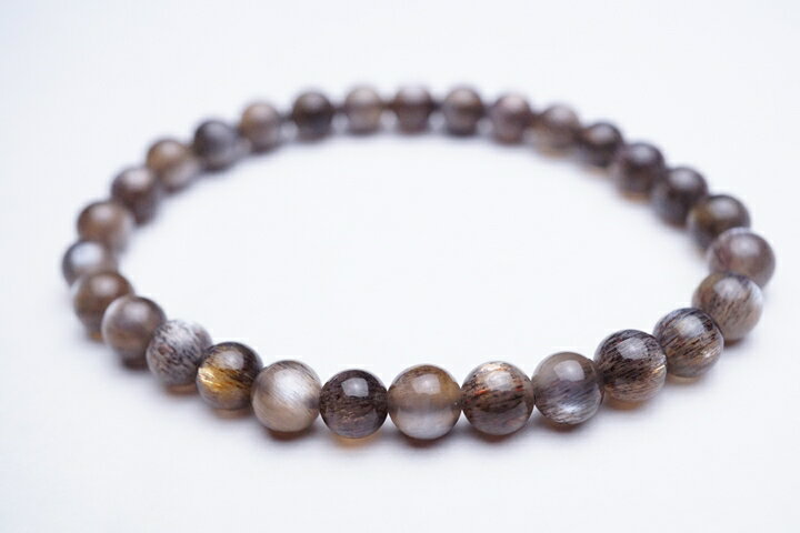 6mm玉×29個　手首周り約15.0cm ブラックスターサンストーンブレスレットの最高級グレードが入荷致しました。 光を当てると2色のシェラーが表面に浮かび上がります。 光の加減で様々に印象を変えるブレスレットでございます。　
