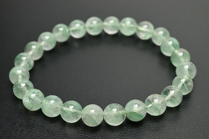 7.5mm玉×24個　手首周り約15.0cm　 これまで高品質のグリーンファントムブレスのみを扱っておりましたが、お客様からのご要望もありお買い得なグレードのものを手に入れました。透明度は若干落ちますが、グリーンのファントムはしっかり入って...