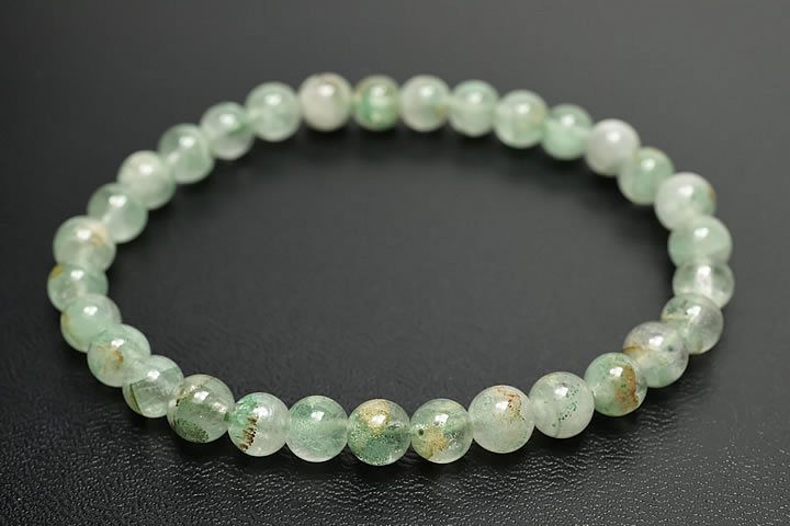 5.5mm玉×31個　手首周り約14.5cm　 これまで高品質のグリーンファントムブレスのみを扱っておりましたが、お客様からのご要望もありお買い得なグレードのものを手に入れました。透明度は若干落ちますが、グリーンのファントムはしっかり入っており、むしろこのような色あいを好まれるお客様も多いのではないでしょうか。大変お求めいただきやすい価格設定となっております。　