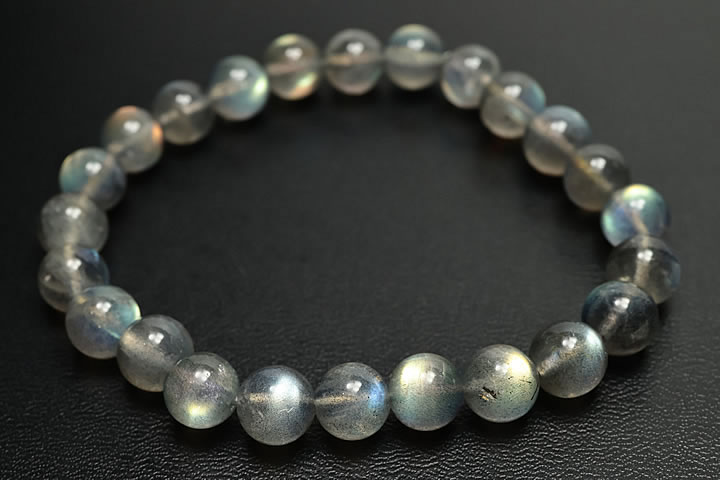 8mm玉×24個　手首周り:16.0cm　 使用しているほとんどの玉からブルー・グリーン・イエロー・オレンジ・ピンク等の強いシラーが出る品質です。 6Aグレードですが透明度も高くこれほどのきれいなシラーが出る事を考えればまさにお買い得な価格でしょう。　