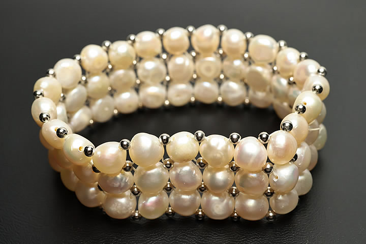 ブレス幅:約2cm　手首回り約14.5cm　 淡水パールを細いゴムで3列に編込んだブレスレットです。 やや平たい淡水パールを使用しています。 お買い得な価格となっております。　