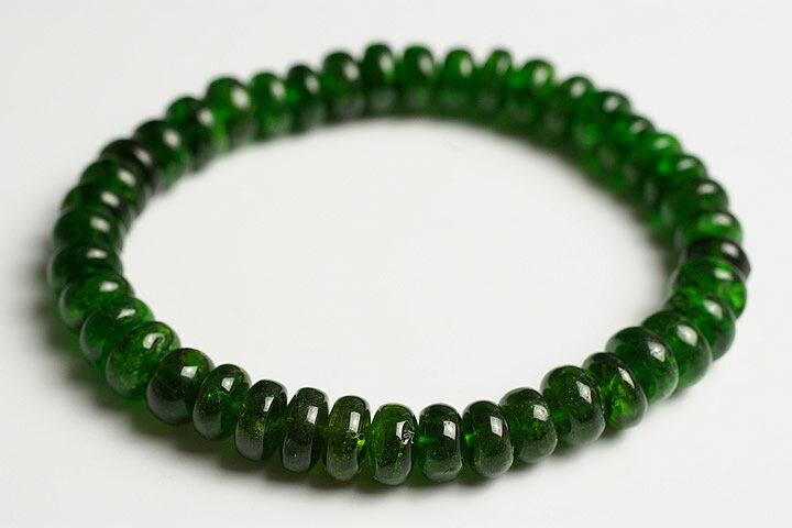 7mm玉 手首周り約15.0cm クロムダイオプサイトのボタンブレスを入荷しました。今回初登場です。 クロムの混入によって深いグリーンとなったダイオプサイトで、透明感も素晴らしく文句無し！の品質になっております。 独特の濃いグリーンの色合いは、他の石で見ることのできない色合いです。 今回は、お手頃にお求めいただけるお値段でご提供させていただきます。　