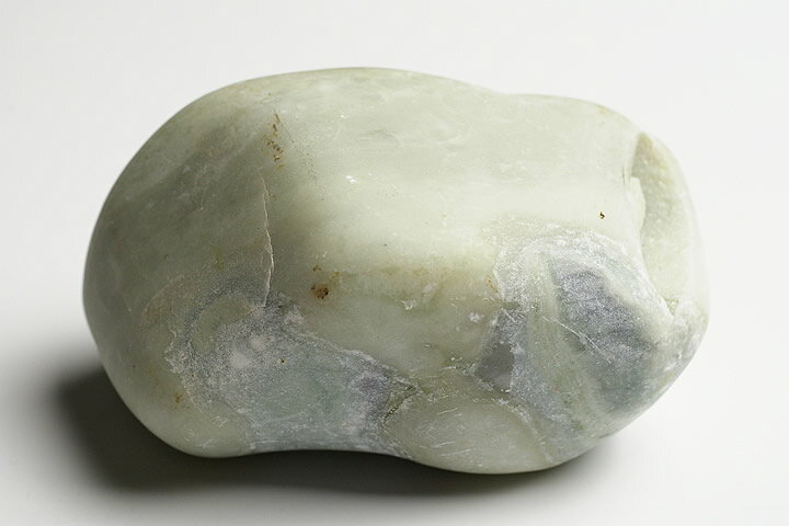 332g インフィナイトの大きめサイズのラフ原石が入荷しました。現在販売中のタンブルよりはるかに大きいサイズです。ヒスイに似た優しいグリーンです。ネガティブなエネルギーを吸収するヒーリングストーンとして大注目の石です。市場では相当な高値で販売されておりますが、当店では業界最安値に挑戦致します。 採掘者の大元からの仕入れと大量仕入れによりましてこの価格が実現しております。 8.4×4.8×4.4cm南アフリカ産のインフィナイトTMです。サーペチン（蛇紋岩）と言う鉱物で、独特のヒーリング効果があると言われており、アメリカで名高い有名なヒーラーから好まれています。 1996年にインフィナイトTMの名付親となるアメリカ人が南アフリカでこのインフィナイトを発見しました。 名付親となる発見者はその発見当時はまだサーペチンとして扱われてた石に名前をつける為にコンテストを開き、45人のヒーラーを集めこの石で瞑想し、45の異なる名前を集め最後に発見者のアメリカ人が瞑想をしInfiniteという名前を選びました。 この石には無限の有益な特性があるようなのでInfiniteと名付けたという意味もあります。。 穏やかな、天使のエネルギーを持つ石です。 Infiniteは過去、現在、未来に同時進行で働きかける石でありヒーラーズストーンとも言われております。 この方がインフィナイトの発見者です。 今のところ企業秘密の為、名前は伏せておきます。 ヒーラーでもあり石の発見者です。 ワークショップなどをアメリカで経営されております。 この方がいろいろなアメリカの会社にインフィナイトをサプライしておりまして供給源になっております。 当店では直接、発見者である大元ディーラーから仕入れました。 市場ではこのインフィナイトが高値で取引されていますが業界最安値に挑戦しております。