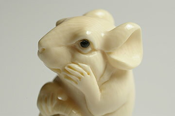 マンモス化石彫刻　干支　子