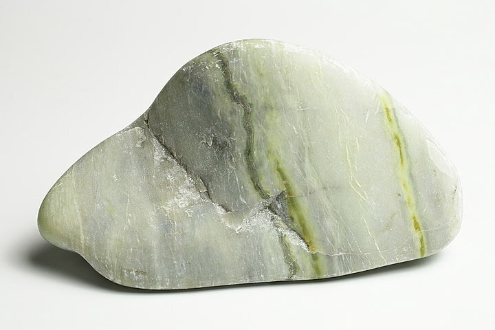 440g インフィナイトの大きめサイズのラフ原石が入荷しました。現在販売中のタンブルよりはるかに大きいサイズです。ヒスイに似た優しいグリーンです。ネガティブなエネルギーを吸収するヒーリングストーンとして大注目の石です。市場では相当な高値で販売されておりますが、当店では業界最安値に挑戦致します。 採掘者の大元からの仕入れと大量仕入れによりましてこの価格が実現しております。 13.2×7.3×4.3cm南アフリカ産のインフィナイトTMです。サーペチン（蛇紋岩）と言う鉱物で、独特のヒーリング効果があると言われており、アメリカで名高い有名なヒーラーから好まれています。 1996年にインフィナイトTMの名付親となるアメリカ人が南アフリカでこのインフィナイトを発見しました。 名付親となる発見者はその発見当時はまだサーペチンとして扱われてた石に名前をつける為にコンテストを開き、45人のヒーラーを集めこの石で瞑想し、45の異なる名前を集め最後に発見者のアメリカ人が瞑想をしInfiniteという名前を選びました。 この石には無限の有益な特性があるようなのでInfiniteと名付けたという意味もあります。。 穏やかな、天使のエネルギーを持つ石です。 Infiniteは過去、現在、未来に同時進行で働きかける石でありヒーラーズストーンとも言われております。 この方がインフィナイトの発見者です。 今のところ企業秘密の為、名前は伏せておきます。 ヒーラーでもあり石の発見者です。 ワークショップなどをアメリカで経営されております。 この方がいろいろなアメリカの会社にインフィナイトをサプライしておりまして供給源になっております。 当店では直接、発見者である大元ディーラーから仕入れました。 市場ではこのインフィナイトが高値で取引されていますが業界最安値に挑戦しております。