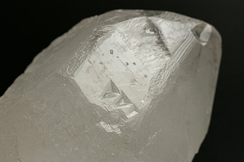 こちらはブラジル産のアイスクリスタルです。結晶の形がある程度残っているのが特徴です。 表面は蝕像によってごつごつしていて、ものによってはトライゴーニックと呼ばれる三角形の小さな凹みが多数見つかります。ヒーラーの間で今最も注目集めている水晶です。 10.5×5.9×5.7cm 288g　