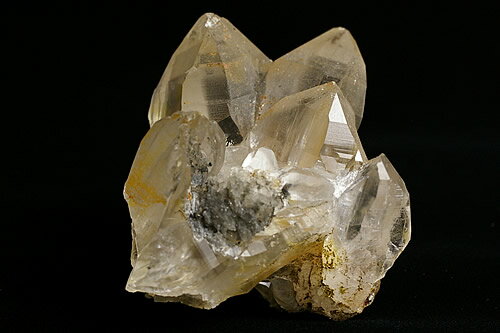 一般的に販売されているオーロラ水晶は、無色の水晶原石の表面に金属を蒸着させた人工物です。しかし今回入荷の水晶は、非常に稀有な天然のオーロラ水晶です。イエローもしくはゴールドに見える箇所に光を反射させると虹が見えます。なぜ天然でこのような水晶が出来上がったのか、現段階では詳細は解明されておりませんが、とても珍しく興味深い水晶であることは間違いありません。オーロラ部分だけでなく、水晶そのものも透明度が高く、水晶自体の品質も素晴らしいクラスターです。 アフガニスタン産 5.7×4.7×4.6cm 99g　