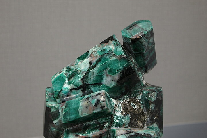 特大エメラルド原石磨き ブラジル産