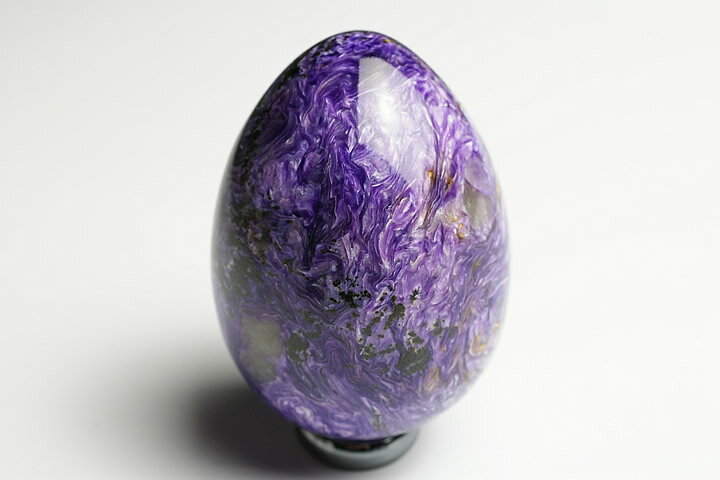 ※ロシア産 鮮やかな紫で、チャロアイトの特徴的な模様がはっきり出ている最上質の原石を加工したものになります。限定2点のみの入荷です。 6.4×4.7×4.7cm　200g　