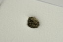 2012年にモロッコで発見された火星由来と考えられる新しい隕石です。火星隕石のシャーゴッタイトに分類されています。 10×7×6mm 0.56g　
