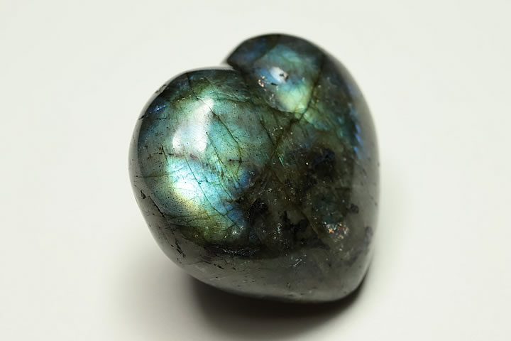 3.3×3.1×1.7cm 26.5g　 お買い得な価格ですが、とても強い鮮やかなレッセンスを放つ上質のラブラドライトです。　