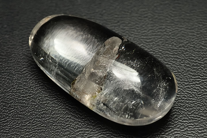 3.4×1.7×1.0cm　9.6g　 貫入水晶とは、水晶の結晶成長過程で他の水晶結晶を包み込んだものを言います。あたかも結晶が突き刺さっているかのように見えるため貫入水晶と呼ばれます。クォーツインクォーツやマニフェステーションという別名もあります。 今回入荷のルースは、貫入部分がはっきりと分かるものを厳選しております。お値段も出来る限り低く抑えております。