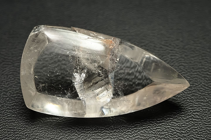 3.5×1.8×1.1cm　10.5g　 貫入水晶とは、水晶の結晶成長過程で他の水晶結晶を包み込んだものを言います。あたかも結晶が突き刺さっているかのように見えるため貫入水晶と呼ばれます。クォーツインクォーツやマニフェステーションという別名もあります。 今回入荷のルースは、貫入部分がはっきりと分かるものを厳選しております。お値段も出来る限り低く抑えております。