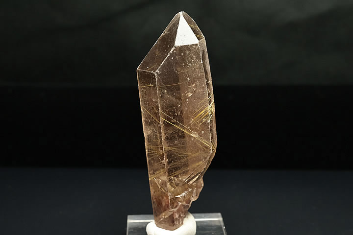 6.5×2.1×1.6cm 32.1g　 ゴールドルチル水晶の世界的産地・ブラジルのバイア州産です。 水晶はスモーキーが主体となりますが、太いゴールドルチルがはっきり見える素晴らしい品質です。 Bahia, Northeast Region, Brazil　 ※商品に台は付属しません。　