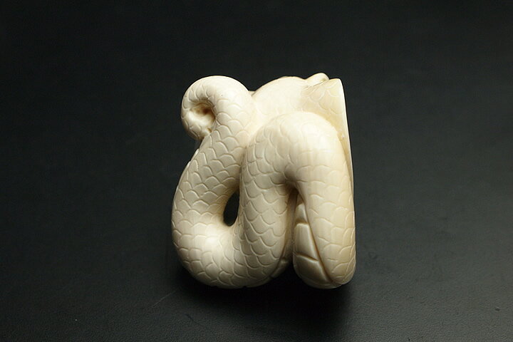 マンモス化石彫刻　干支　巳