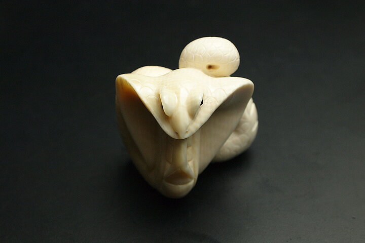 マンモス化石彫刻　干支　巳