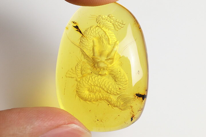 ドミニカ産　ブルーアンバー龍彫刻