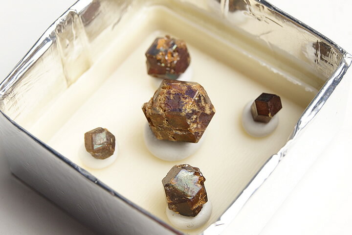 奈良県天川村産　レインボーガーネット単結晶　5ピース入り