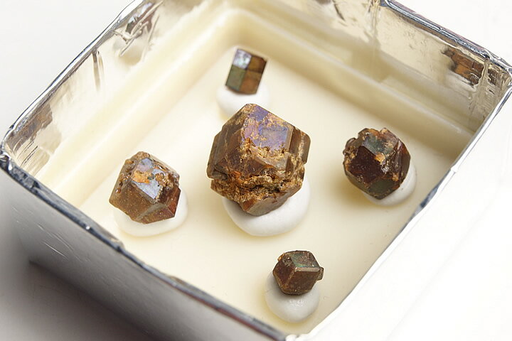 奈良県天川村産　レインボーガーネット単結晶　5ピース入り