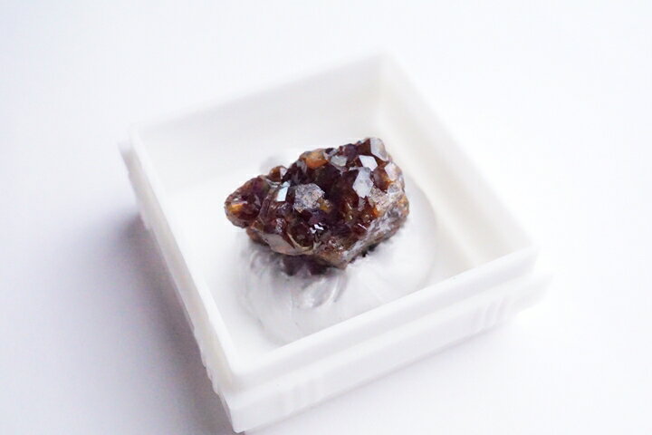 奈良県天川村産　レインボーガーネット単結晶母岩付きのサムネイル