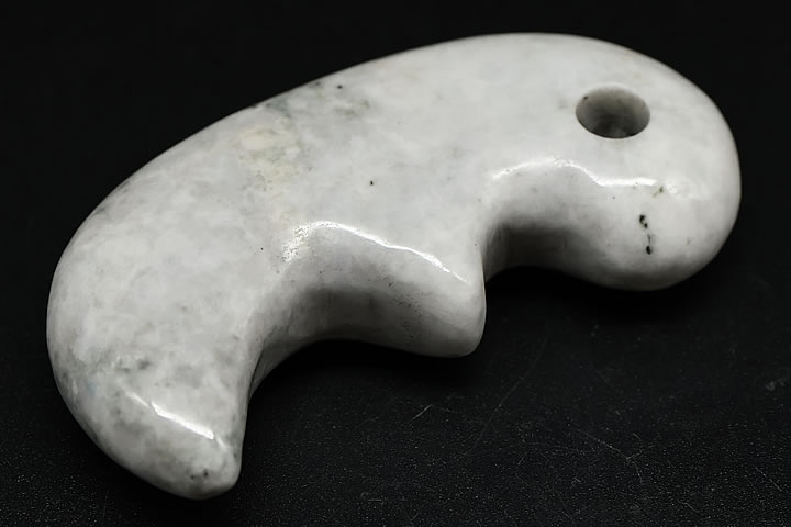 大きさ5.2×2.5×1.2cm 古代の遺跡からは実は様々な形状の勾玉が発掘されています。これは中でも発掘例が比較的少ない獣をかたどった勾玉です。貴重な糸魚川ヒスイでその獣形勾玉を模したものになります。　