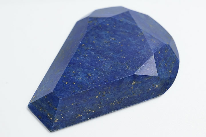 サイズ 4.8×3.7×0.6cm 17.7g 非常に色が濃い上質のアフガニスタン産ラピスです。美しくカットされており、パイライトも満遍なく散りばめられていて高級感あふれるルースに仕上がっています。　