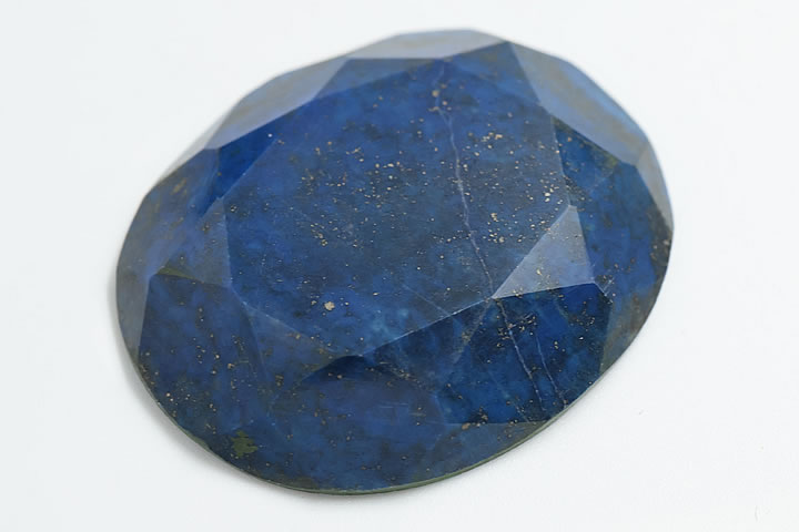 サイズ 3.8×3.2×0.6cm 14.3g 非常に色が濃い上質のアフガニスタン産ラピスです。美しくカットされており、パイライトも満遍なく散りばめられていて高級感あふれるルースに仕上がっています。　