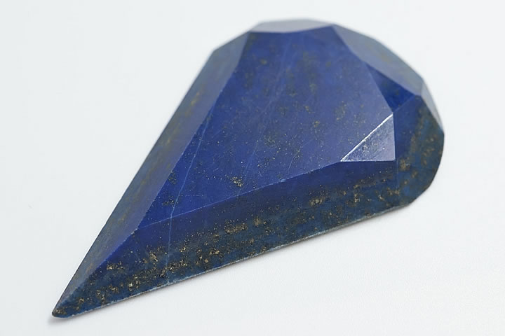 サイズ 5.0×3.0×0.5cm 11.7g 非常に色が濃い上質のアフガニスタン産ラピスです。美しくカットされており、パイライトも満遍なく散りばめられていて高級感あふれるルースに仕上がっています。　
