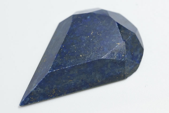 サイズ 4.4×2.9×0.6cm 11.4g 非常に色が濃い上質のアフガニスタン産ラピスです。美しくカットされており、パイライトも満遍なく散りばめられていて高級感あふれるルースに仕上がっています。　