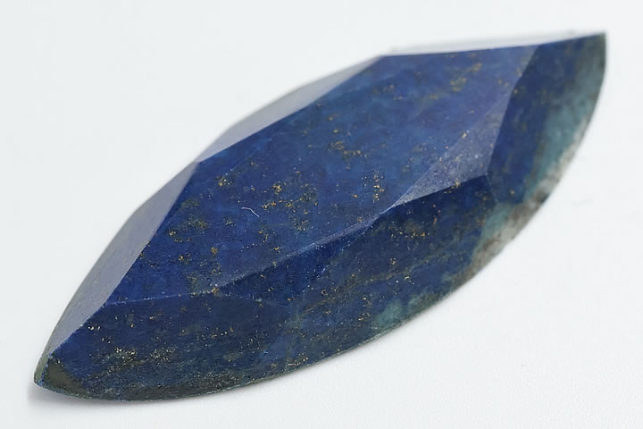 サイズ 4.3×1.8×0.5cm 5.8g 非常に色が濃い上質のアフガニスタン産ラピスです。美しくカットされており、パイライトも満遍なく散りばめられていて高級感あふれるルースに仕上がっています。　