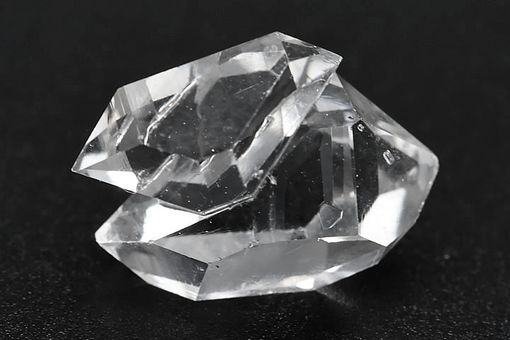 サイズ:約1.35×1.1×0.8cm アメリカ・ニューヨーク州産のハーキマーダイヤです。 ハーキマーダイヤは結晶の透明度が高く、強い輝きを放つことが特徴です。ダイアモンドの結晶に近い形状と輝きからハーキマーダイアモンドと呼ばれます。黒っぽいタール状の有機物が張り付いており、ハーキマー水晶の結晶内にはこれを内包しているものも多くあります。　