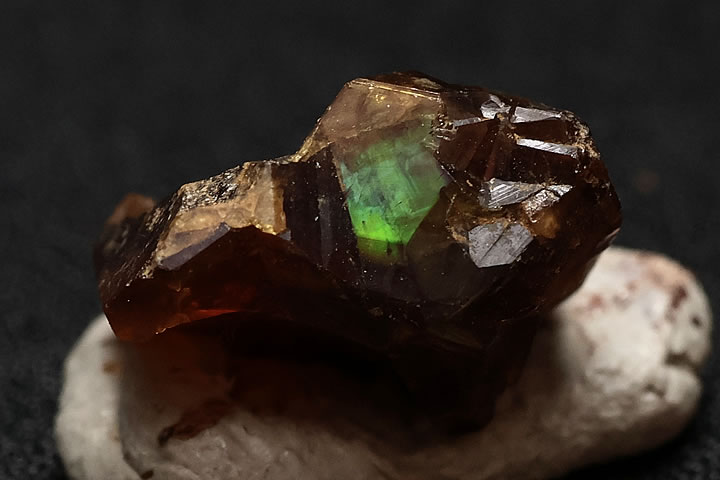 奈良県天川村産　レインボーガーネット単結晶のサムネイル