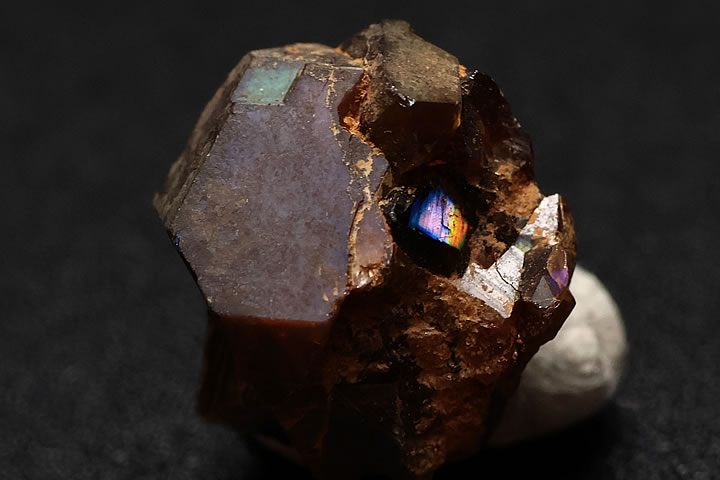 奈良県天川村産 レインボーガーネット単結晶