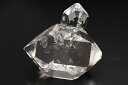 サイズ:約1.6×1.5×0.8cm アメリカ・ニューヨーク州産のハーキマーダイヤです。 ハーキマーダイヤは結晶の透明度が高く、強い輝きを放つことが特徴です。ダイアモンドの結晶に近い形状と輝きからハーキマーダイアモンドと呼ばれます。黒っぽいタール状の有機物が張り付いており、ハーキマー水晶の結晶内にはこれを内包しているものも多くあります。　
