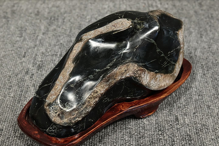 蛇石(蛇、水石)1.7kg 木製台付き