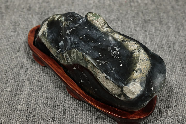 蛇石(蛇、水石)1.3kg 木製台付き