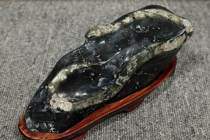 蛇石(蛇、水石)1.3kg 木製台付き