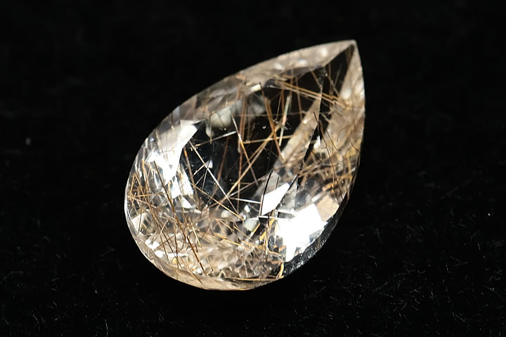 サイズ:約6.7×10.2×4mm 1.64ct ルチルを内包した宝石質フェナカイトのカットルースです。 希少な宝石質フェナイカイトがルチルを内包することでさらにレア度がアップしています。 限定4点のみの入荷です。　